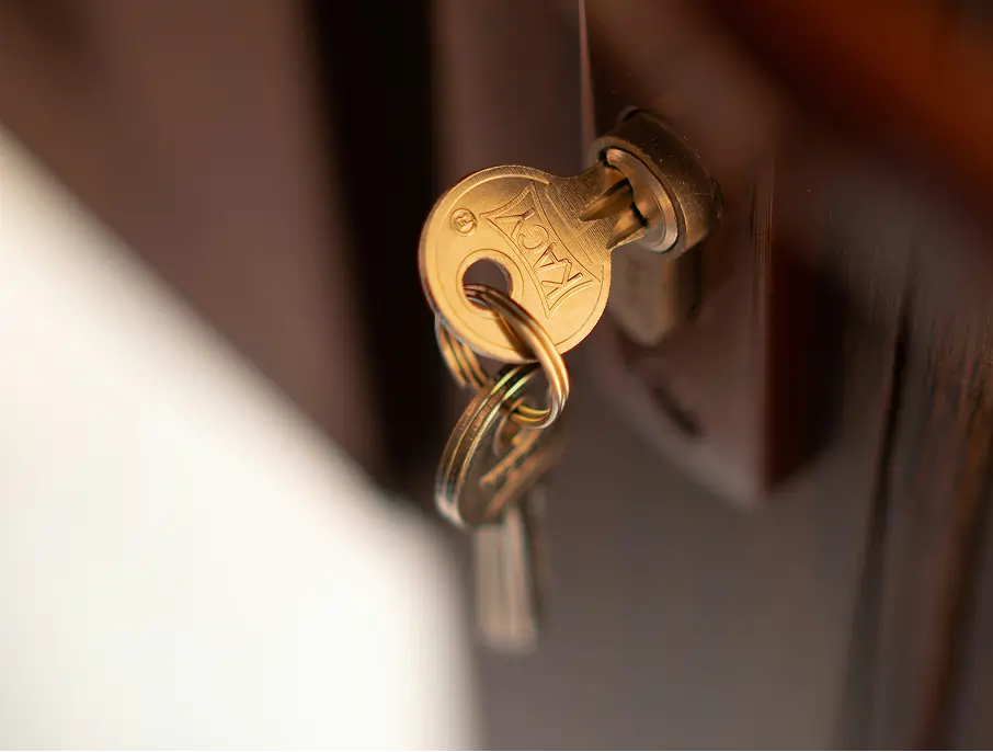 Clés dans une serrure de porte