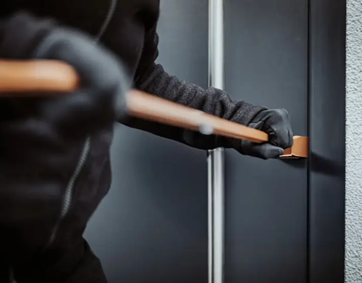 Porte forcée avec pied-de-biche représentant la protection contre les effractions